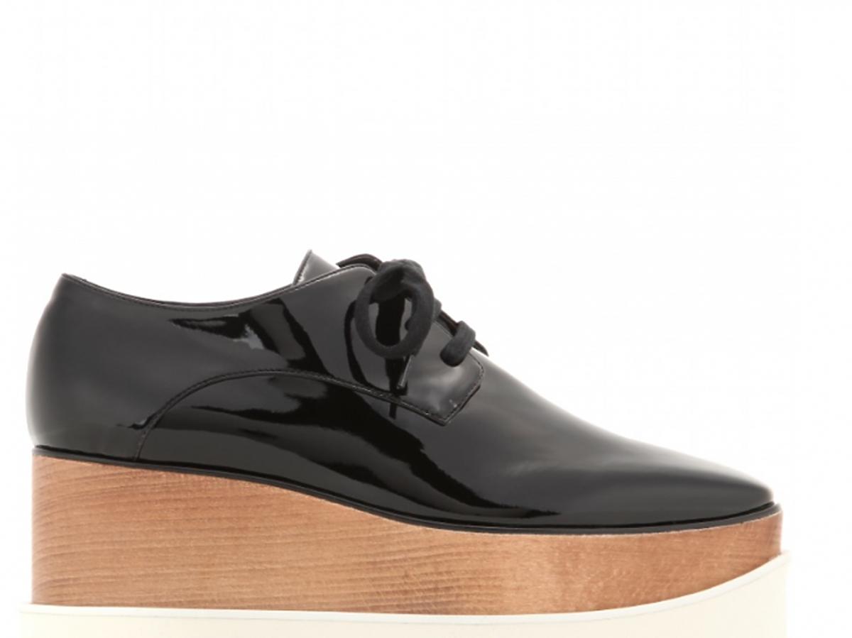 czarne buty na drewnianym koturnie