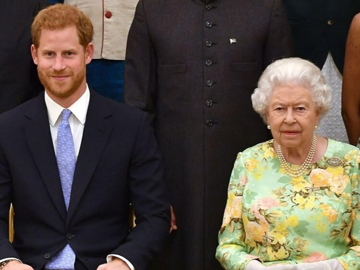 Czego przed śmiercią zapragnęła królowa Elżbieta II. Zdjęcie na którym królowa Elżbieta II siedzi z księciem Harrym