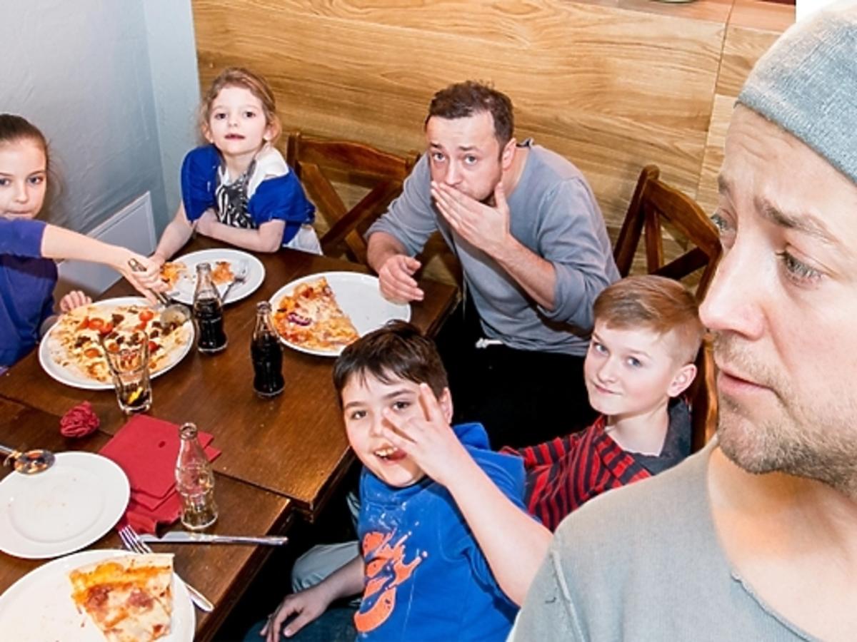 Czesław Mozil zaprosił swoją grupę z Małych Gigantów do restauracji