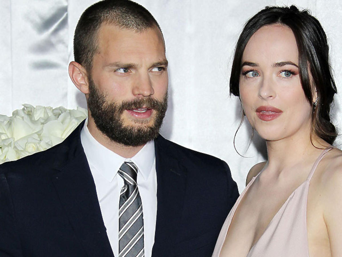 Dakota Johnson, Damie Dornan pozują do zdjęć na premierze Ciemniejszej strony Greya