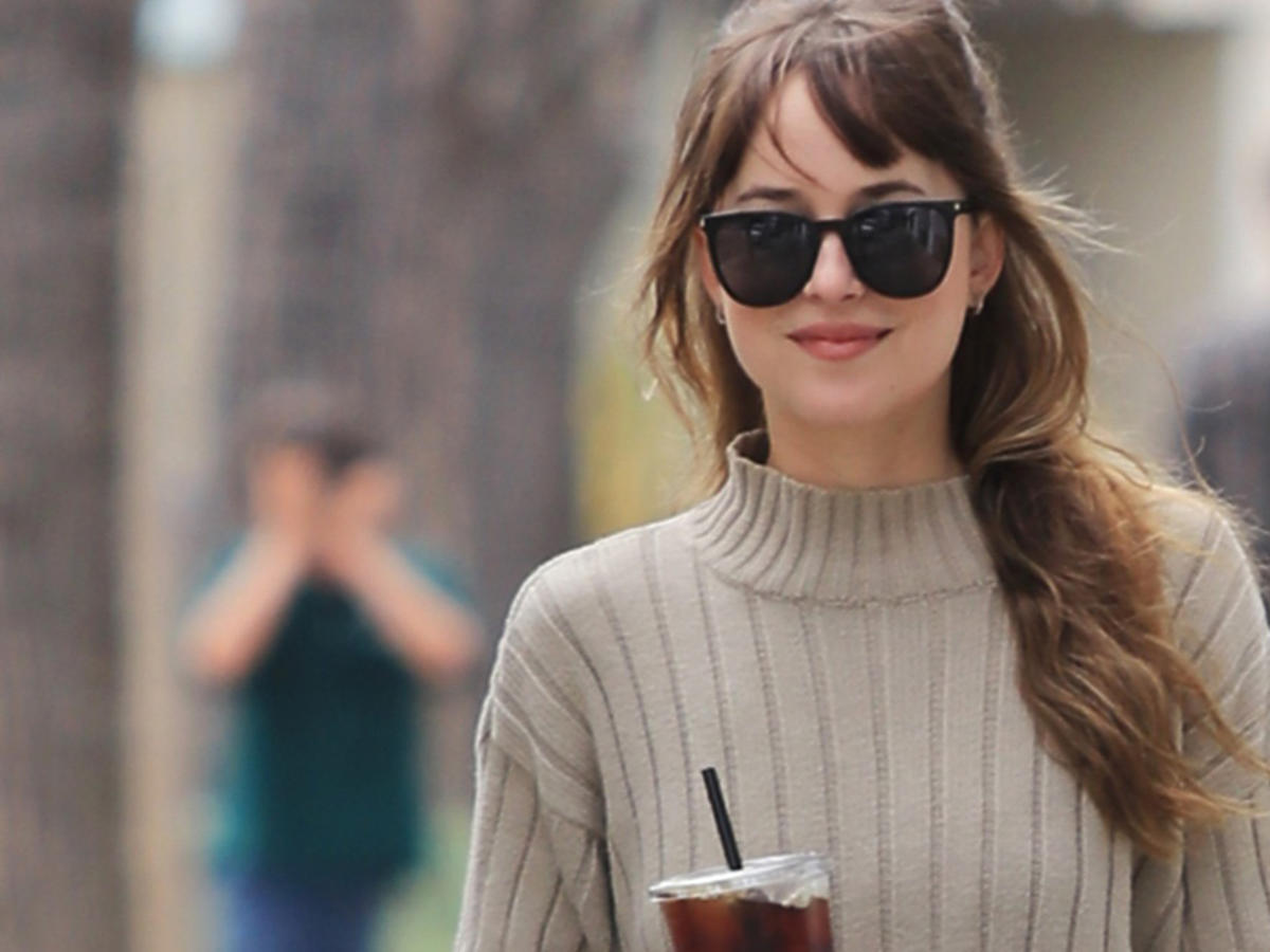 Dakota Johnson uśmiechnięta w Nowym Jorku
