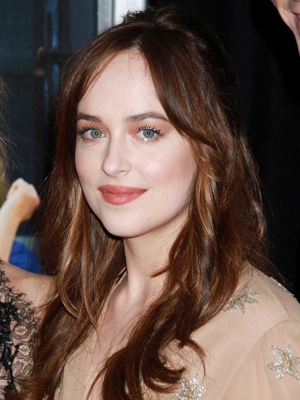 Morelowy makijaż: Dakota Johnson