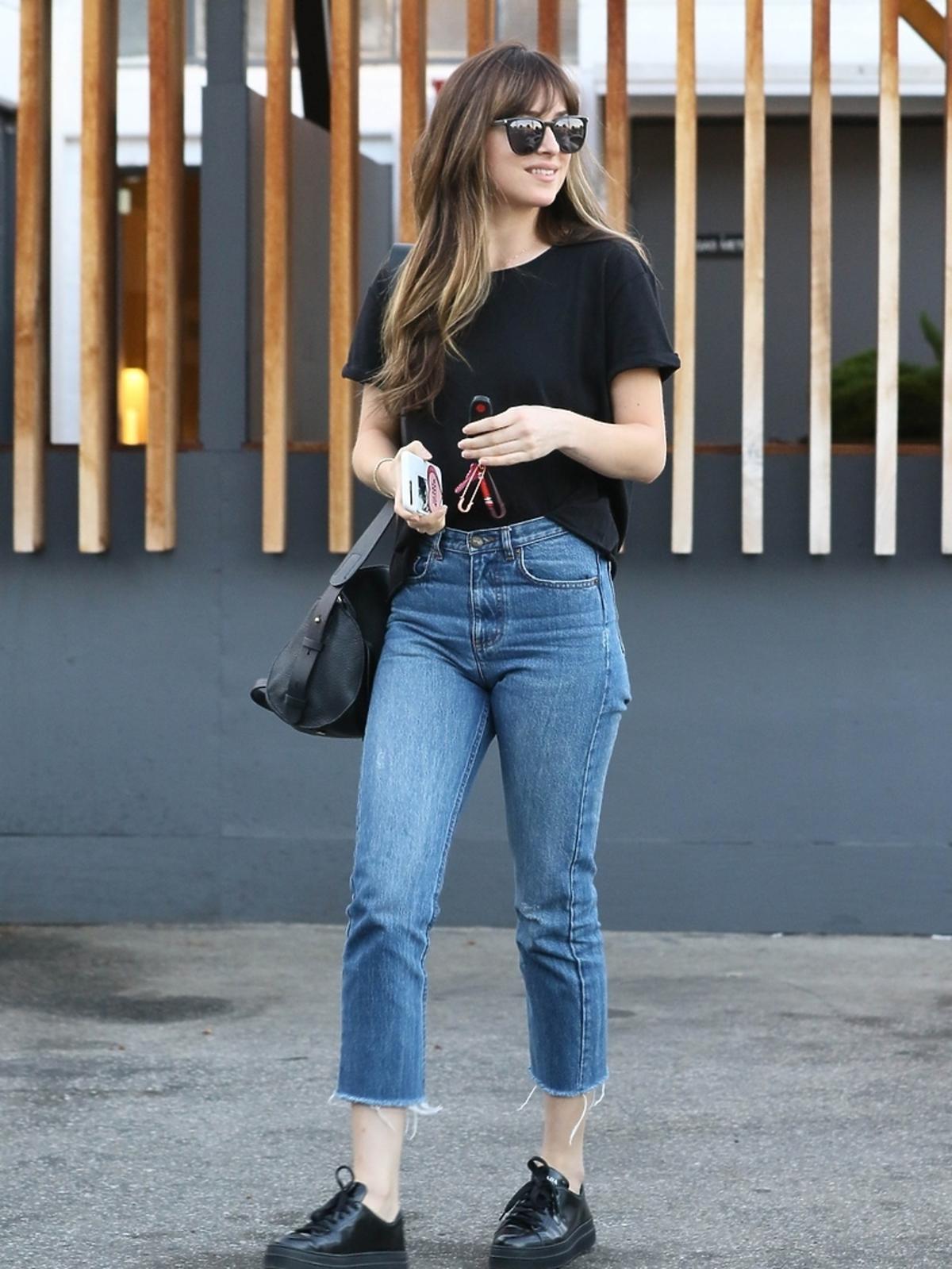 Dakota Johnson w obcisłych dżinsach na ulicach Los Angeles 