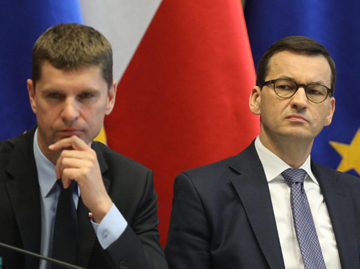 Dariusz Piontkowski i Mateusz Morawiecki na konferencji prasowej
