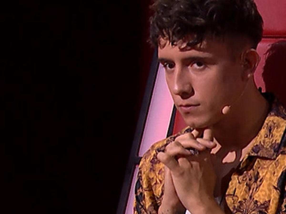Dawid Kwiatkowski w żółtej wzorzystej koszuli w "The Voice Kids"