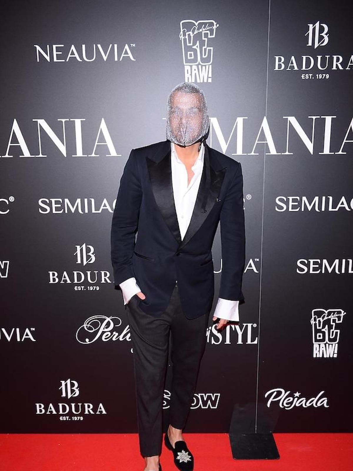 Dawid Woliński w masce na imprezie La Manii