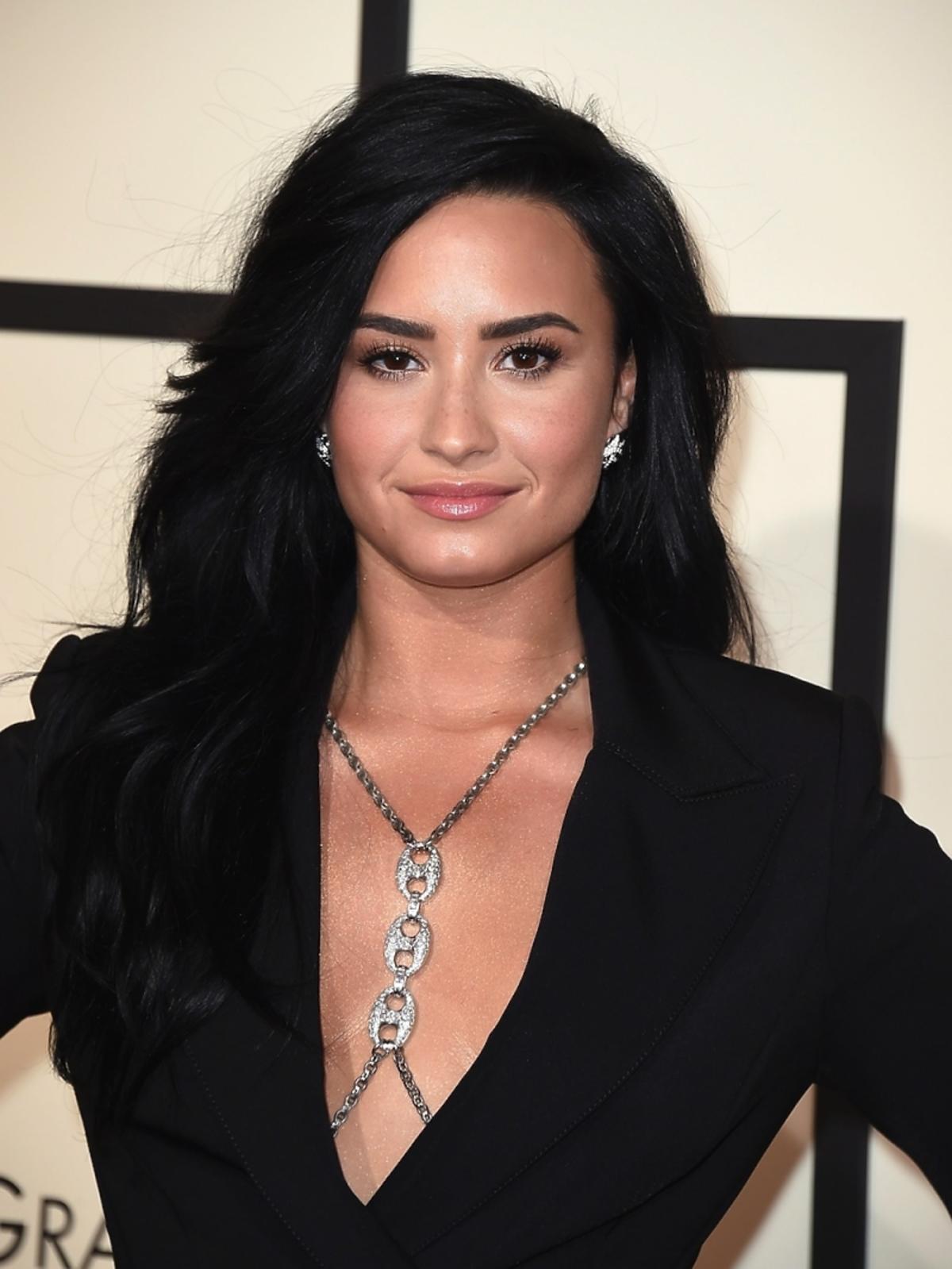Demi Lovato w czarnej sukience z dekoltem i łancuchu na dekolcie