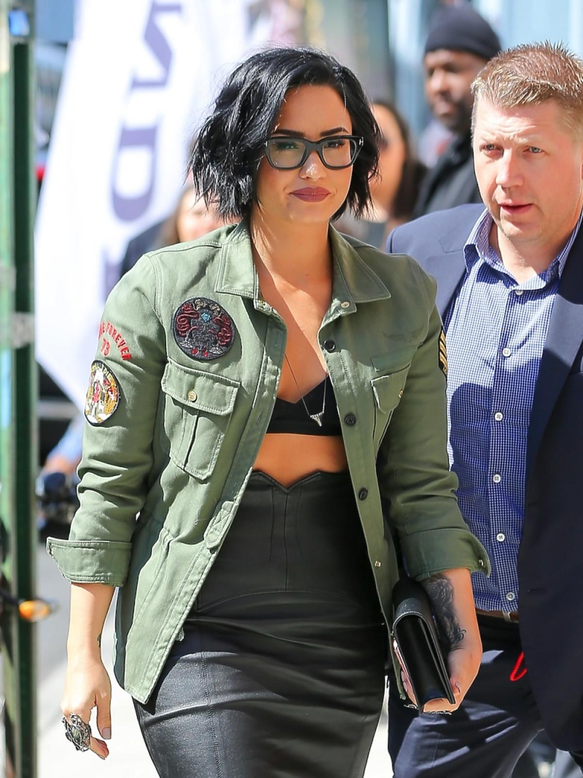 Demi Lovato w skórzanej spódnicy, staniku i koszuli khaki