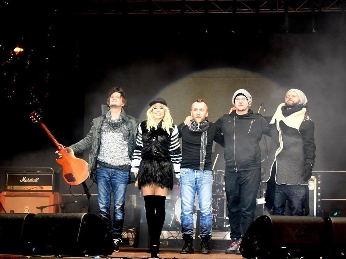Doda w czarnej sukience