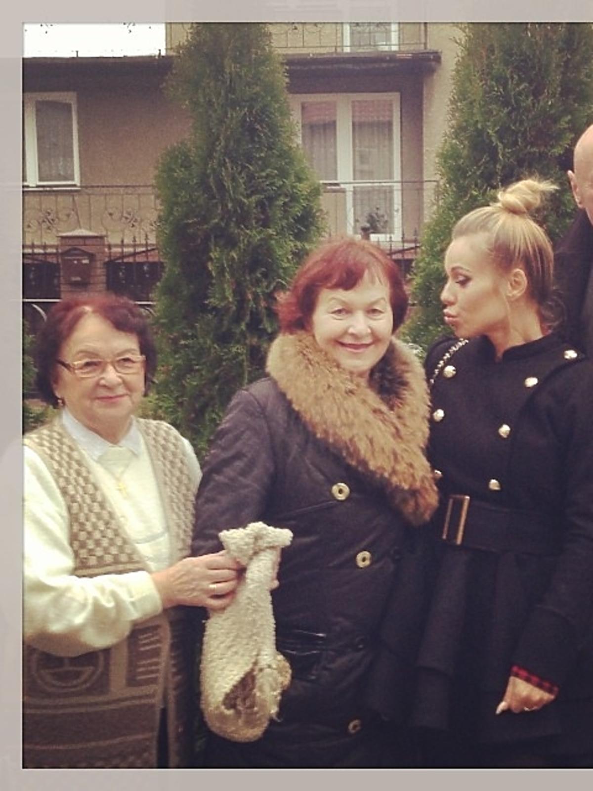 Doda w rodzinnym Ciechanowie z babcią, mamą i ojcem