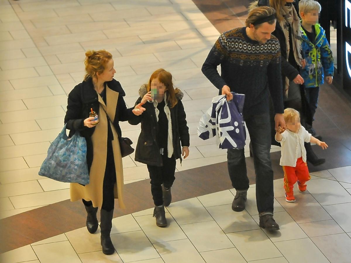 Dominika Kluźniak z partnerem i córkami na zakupach