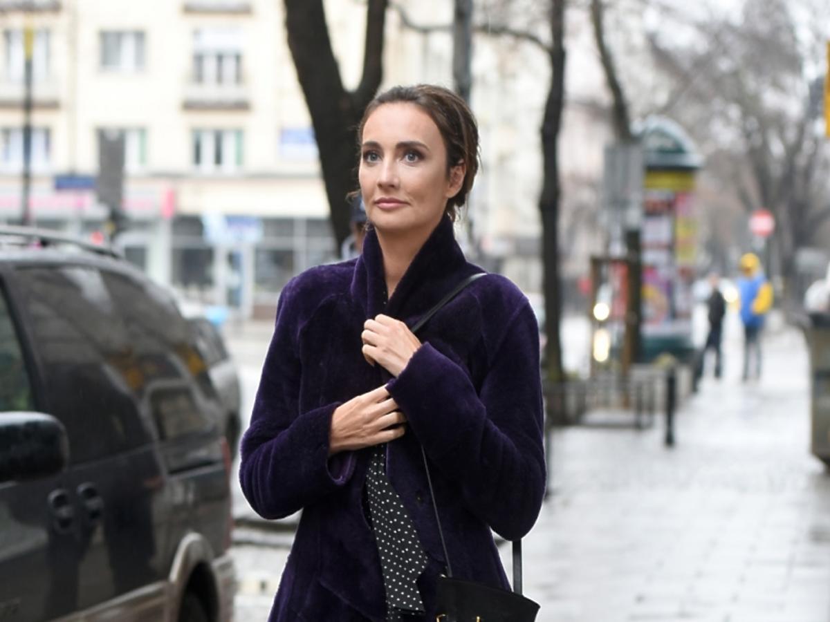 Dominika Kulczyk w mini, czarnym płaszczu i czarnych botkach na szpilce