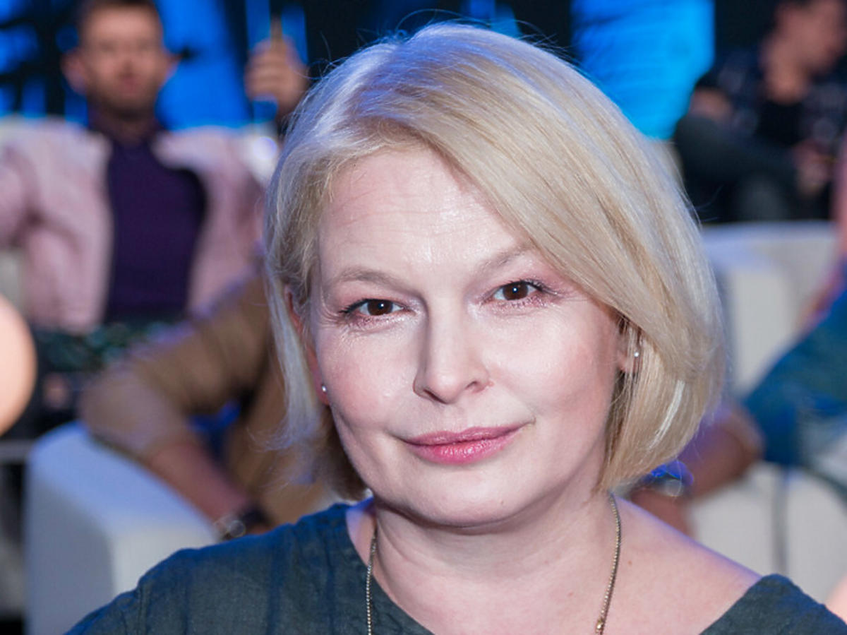 Dominika Ostałowska w zielonym swetrze