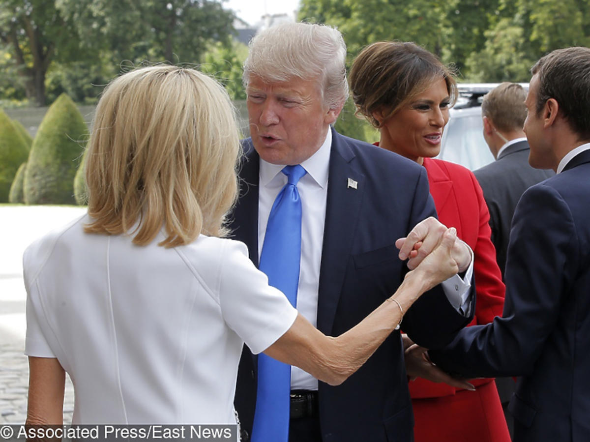 Donald i Melania Trump oraz Emanuel i Brigitte Macron witają się 