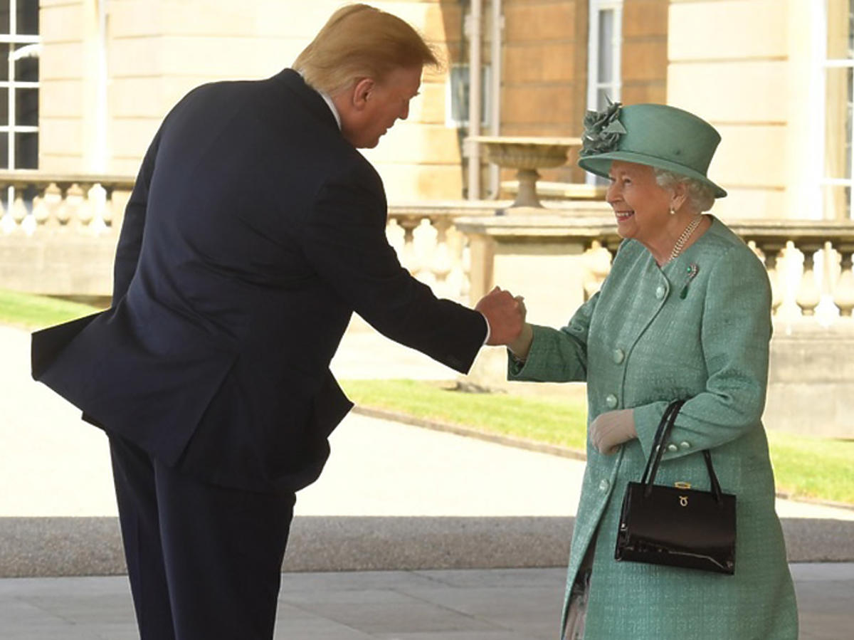 Donald Trump wita się z królową Elżbietą II