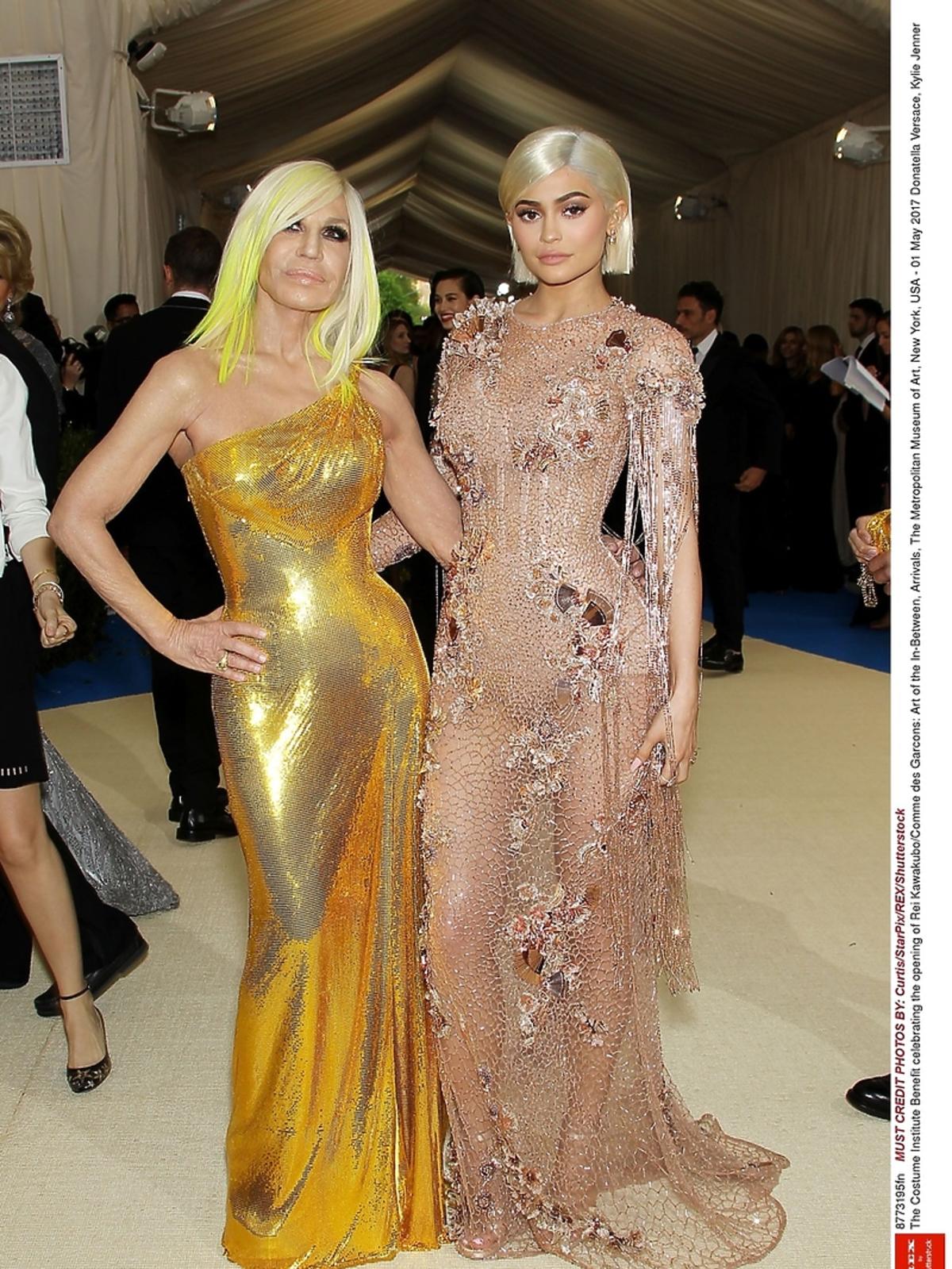 Donatella Versace and Kylie Jenner, wearing a Versace gown na MET Gala