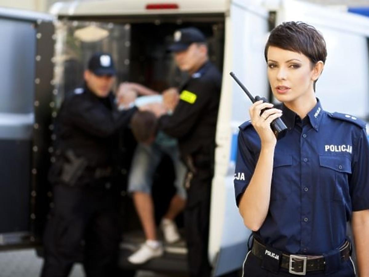 Dorota Gardias jako policjantka w charytatywnym kalendarzu Fundacji Pomocy Wdowom i Sierotom