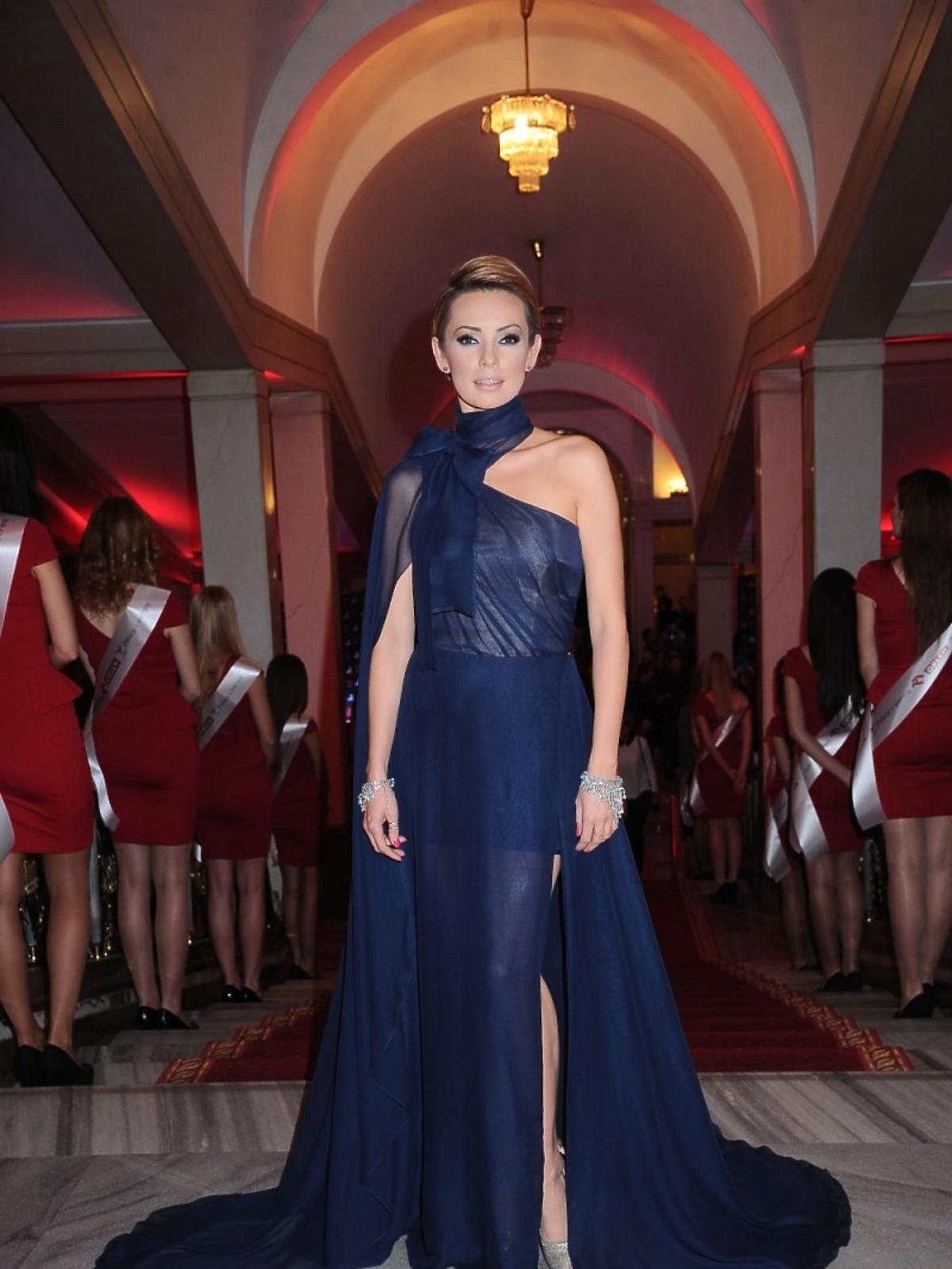 Dorota Gardias w granatowej sukience