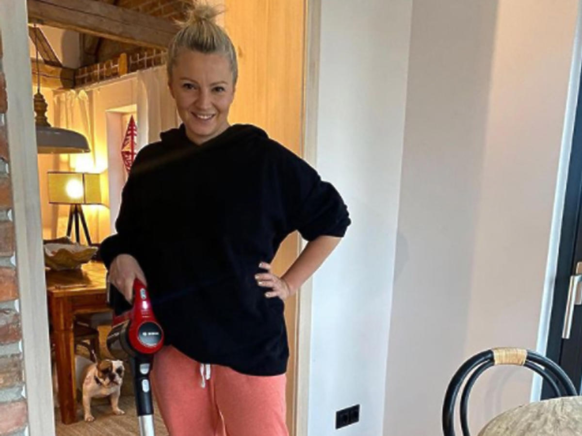 Dorota Szelągowska pozuje na tle domu