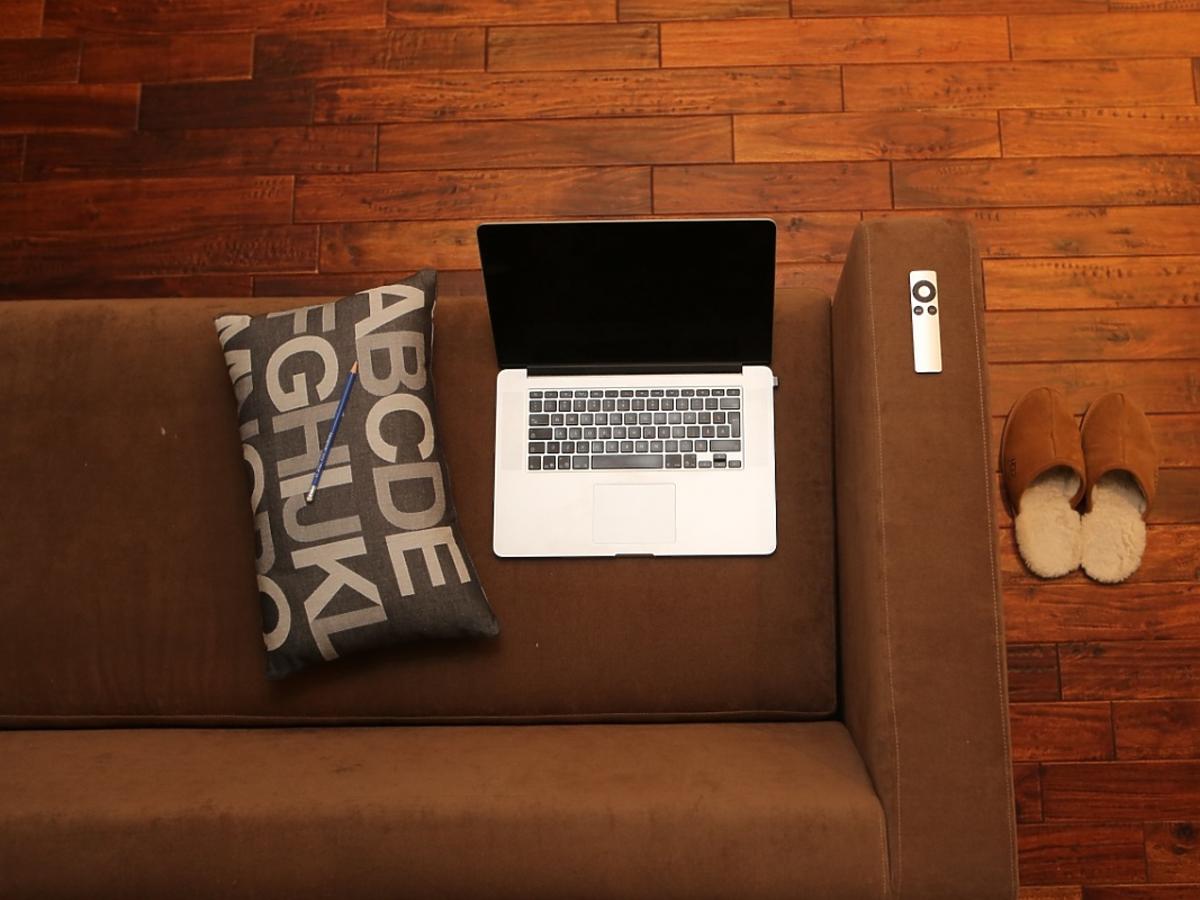 Drewniana podłoga. Laptop.
