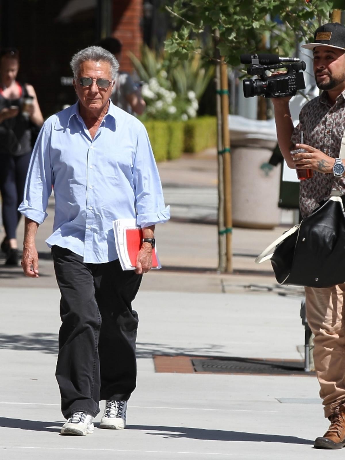 Dustin Hoffman na spacerze