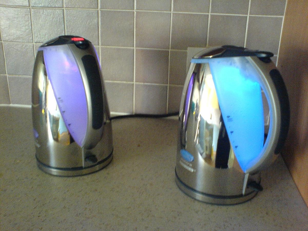 dwa czajniki elektryczne