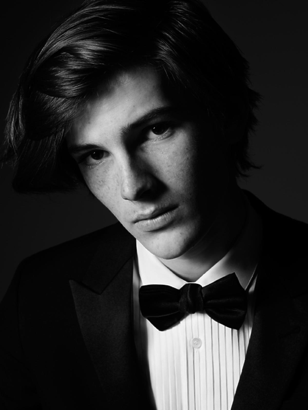 Dylan Brosnan Saint Laurent wiosna lato 2015. Syn Pierce'a Brosnana