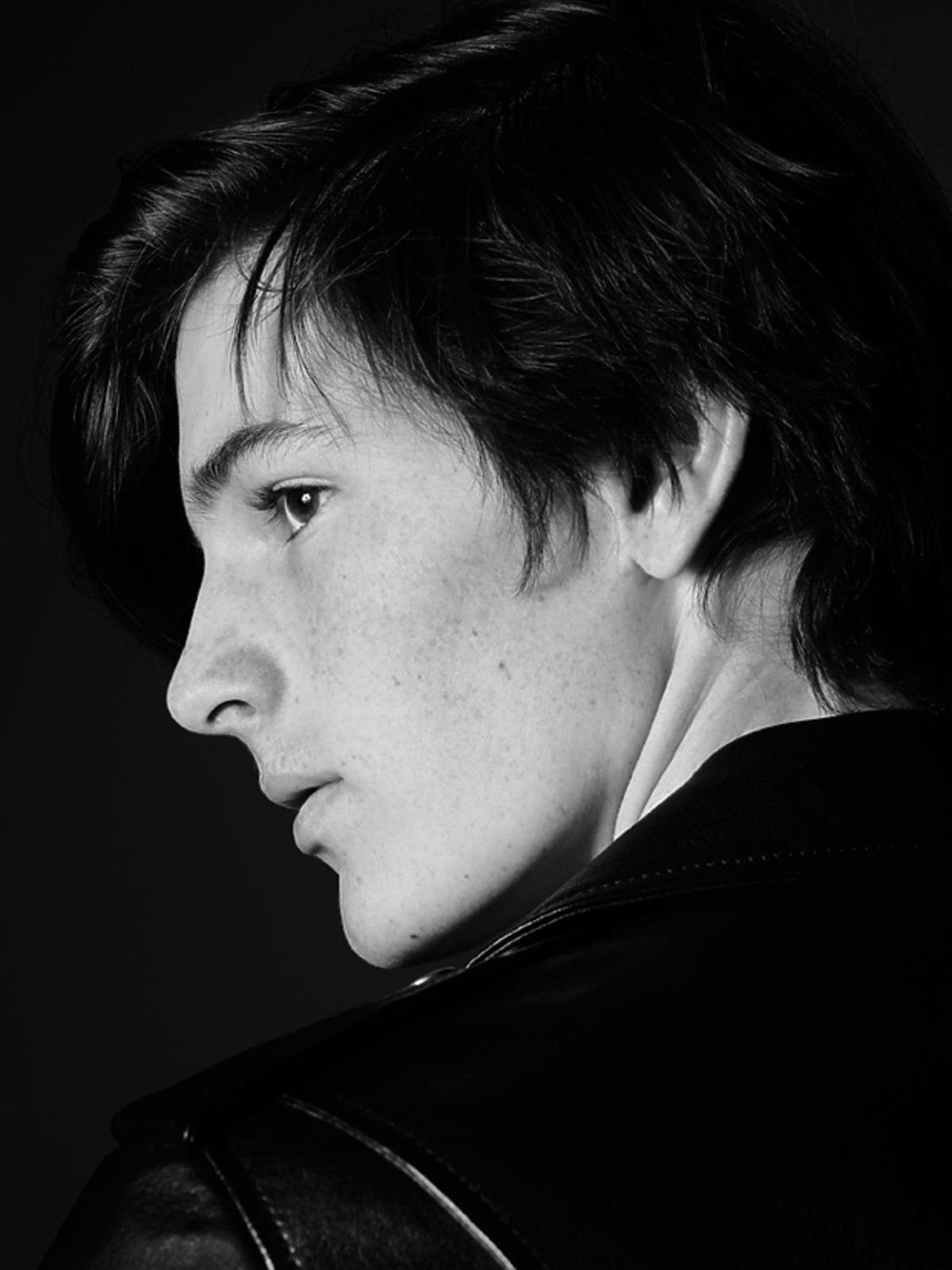 Dylan Brosnan Saint Laurent wiosna lato 2015. Syn Pierce'a Brosnana