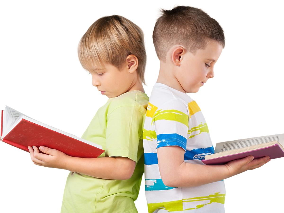 Dzieci czytające książki