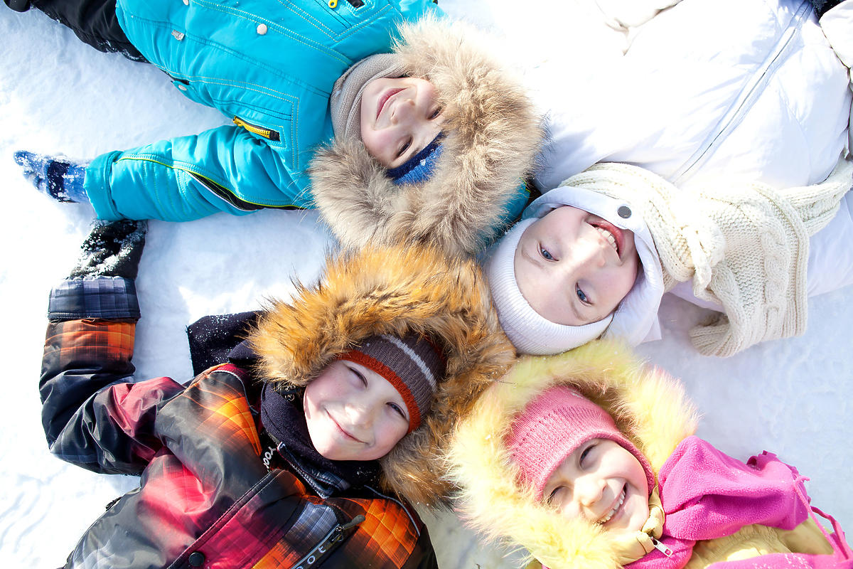 dzieci leżące na śniegu