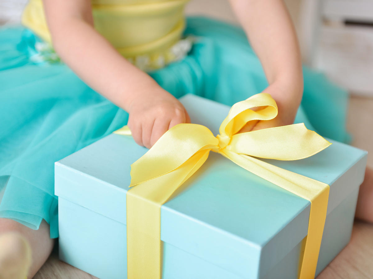 dziecko otwierające prezent