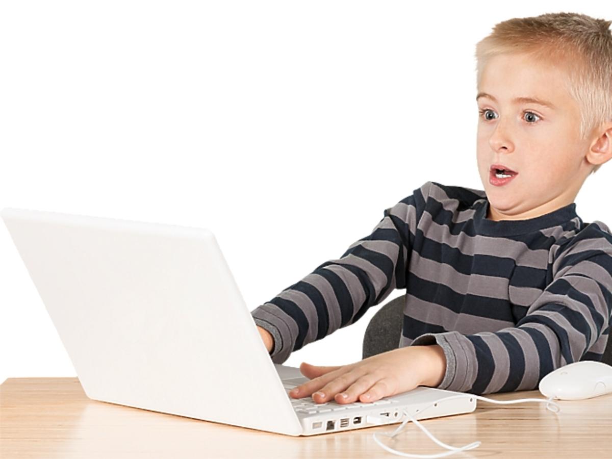 dziecko przy komputerze