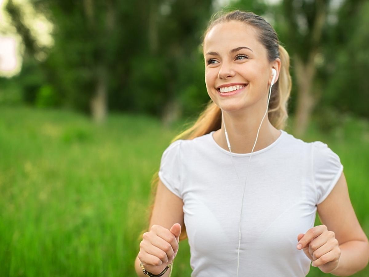 dziewczyna uprawia jogging