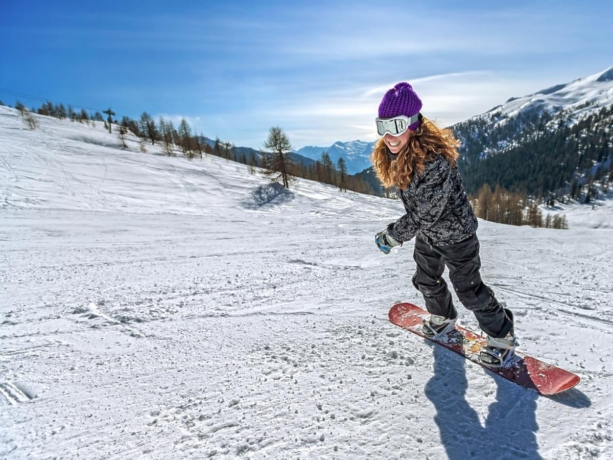 dziewczyna z deską snowboardową