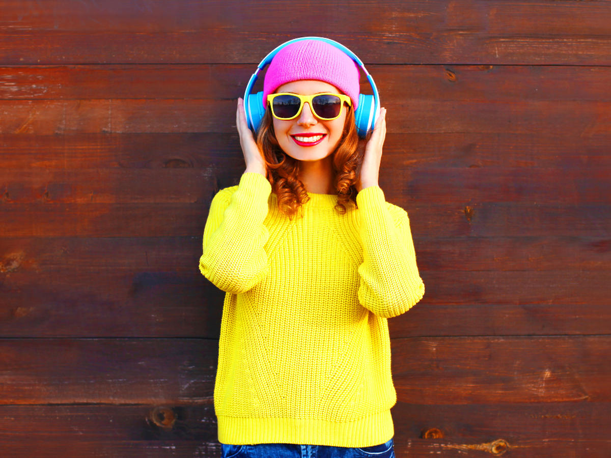 dziewczyna ze słuchawkami i w żółtym swetrze