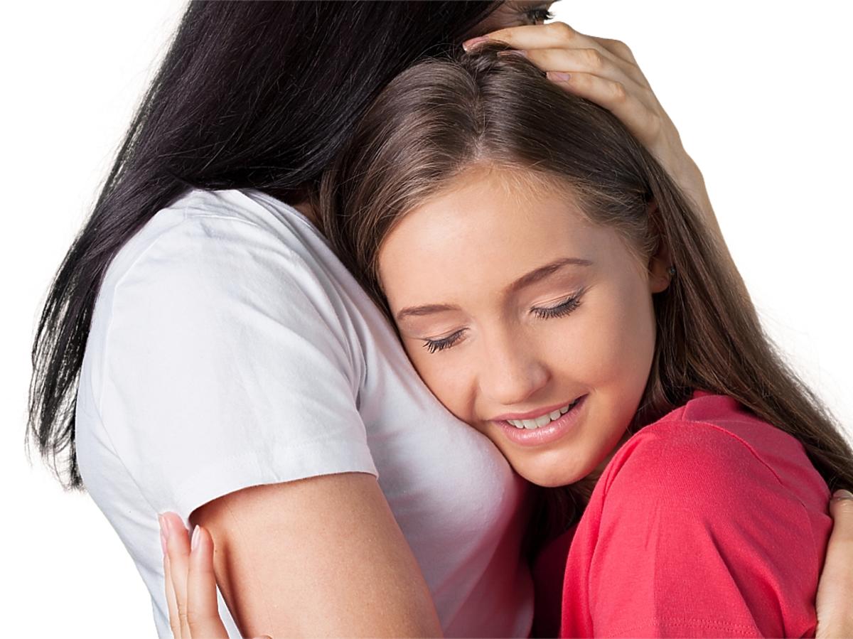 dziewczynka przytula się do kobiety