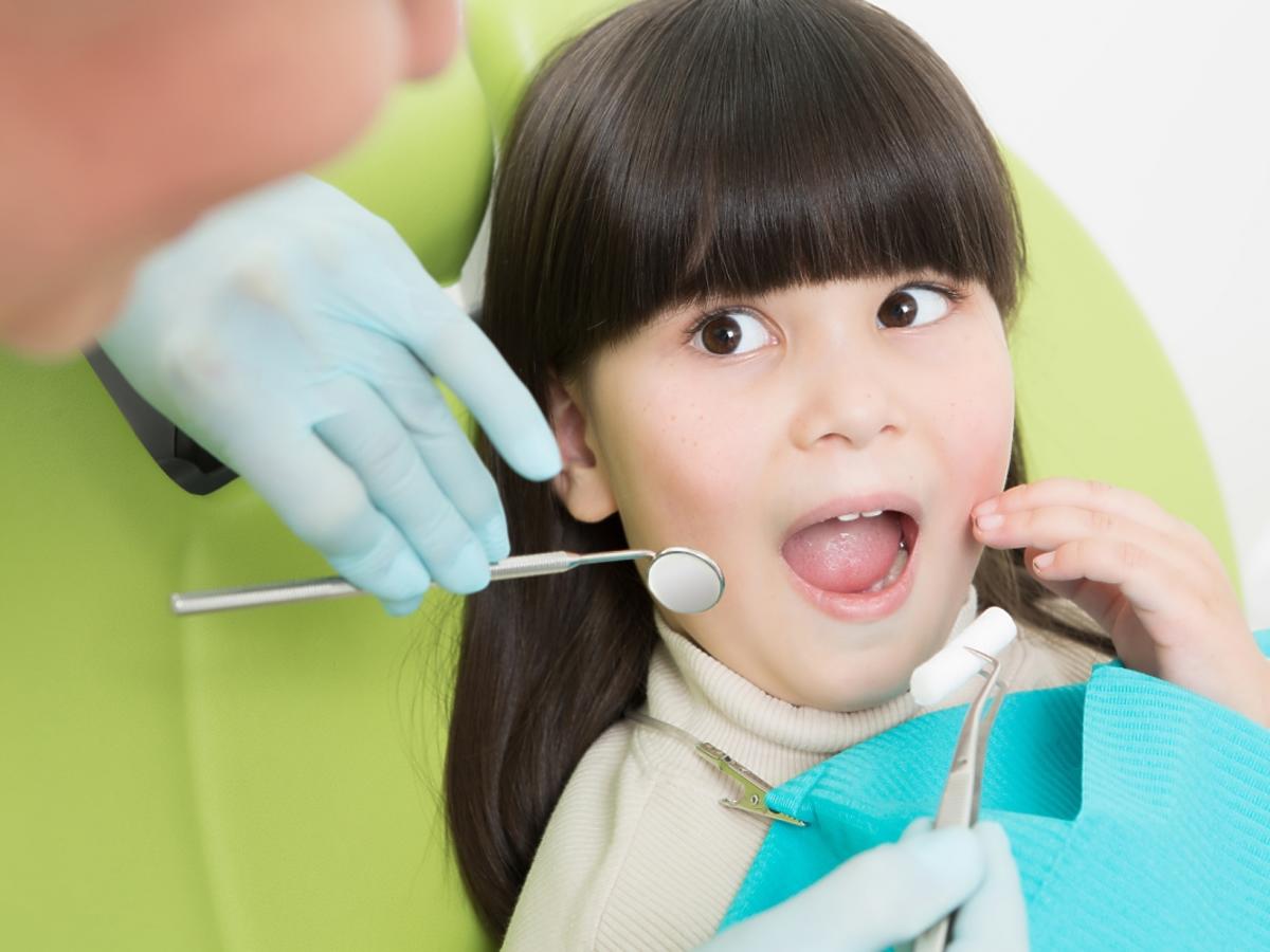 Dziewczynka u dentysty