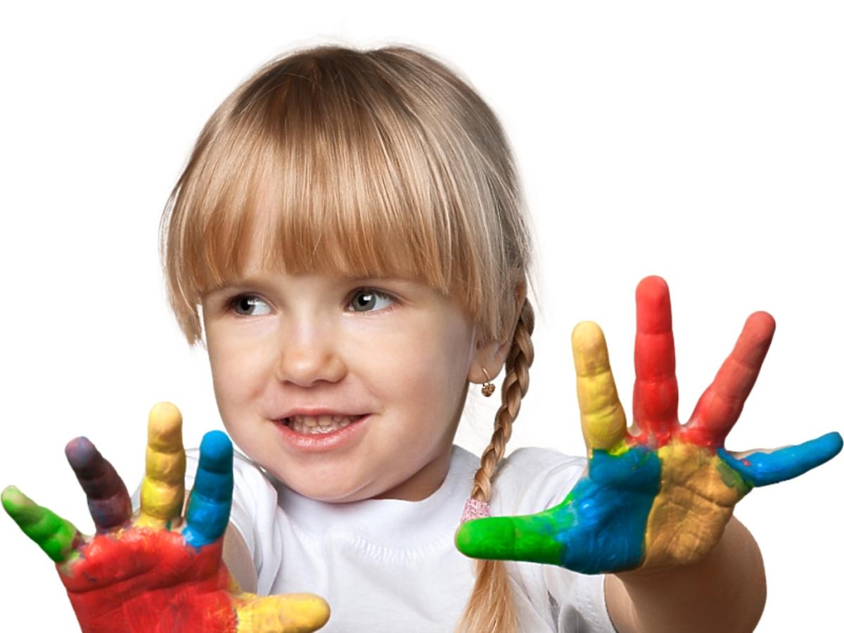 dziewczynka z pomalowanymi farbą rękami