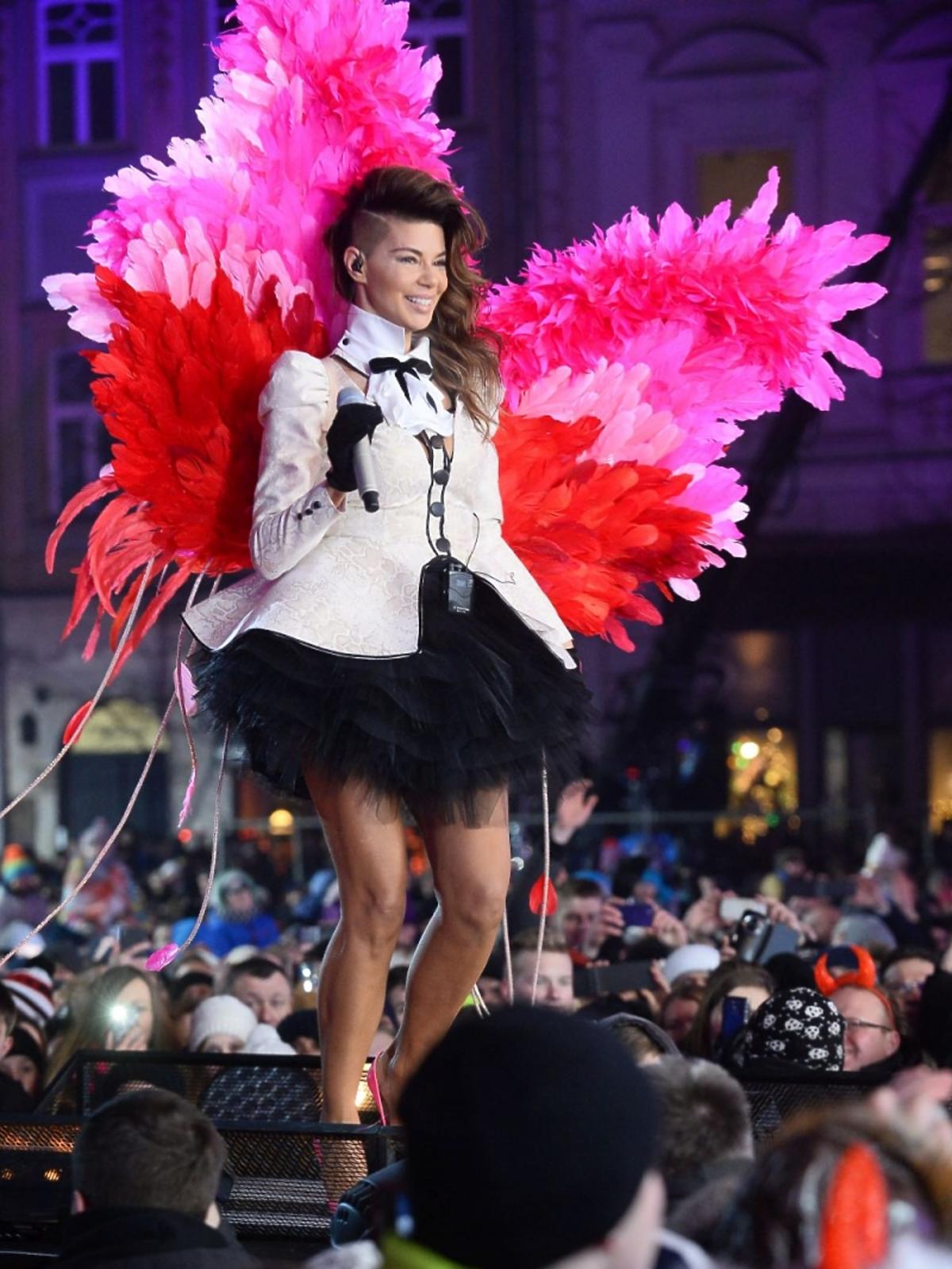 Edyta Górniak z różowymi skrzydłami