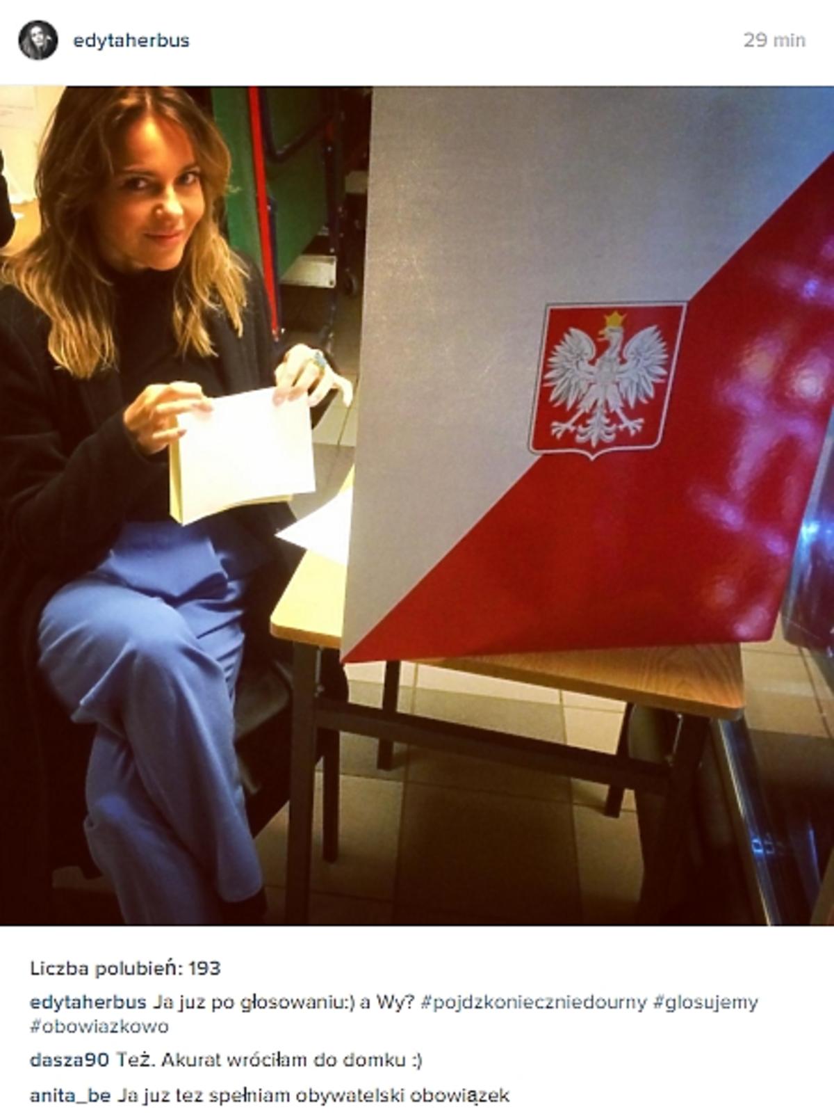 Edyta Herbuś przy urnie wyborczej