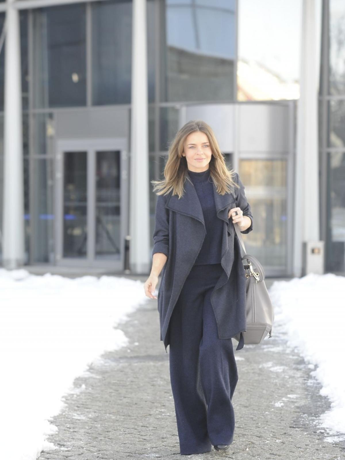 Edyta Herbuś w czarnych dzwonach