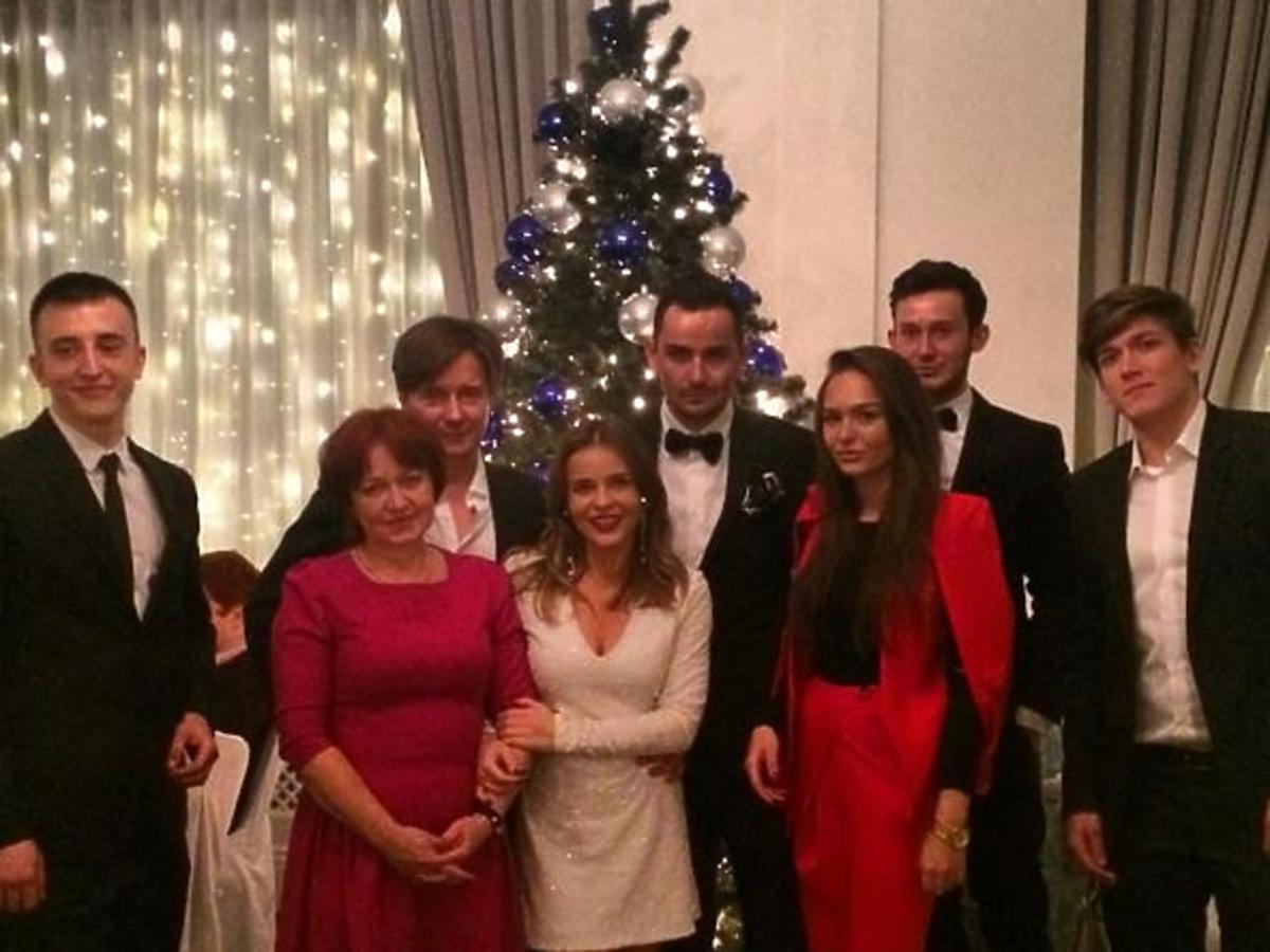 Edyta Herbuś z rodzina pod choinką