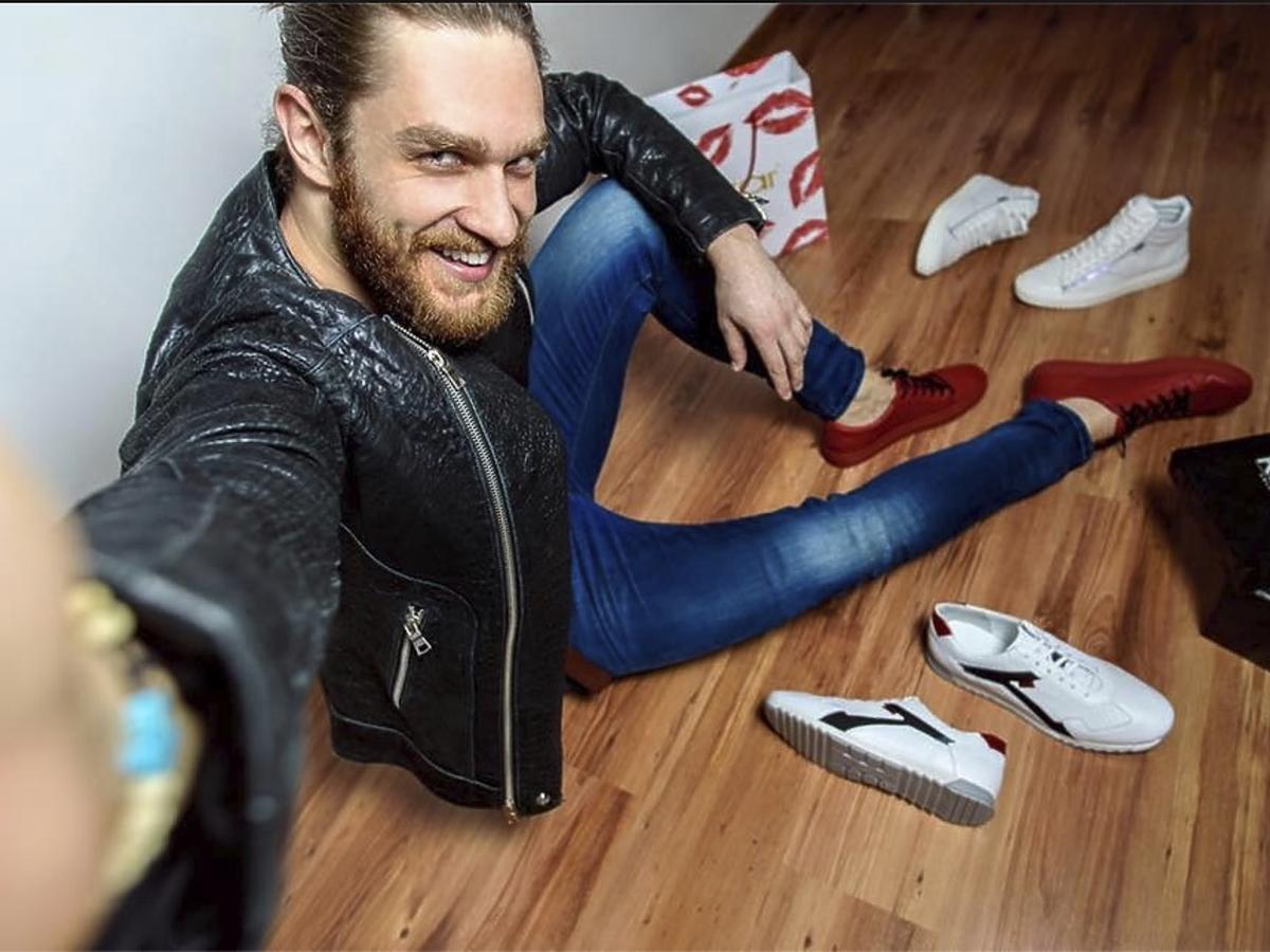 Ekskluzywny Menel z kolekcją swoich nowych butów
