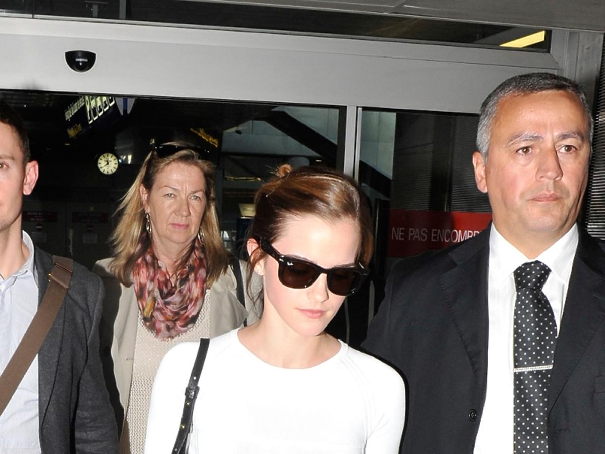 Elegancka Emma Watson w drodze do Cannes