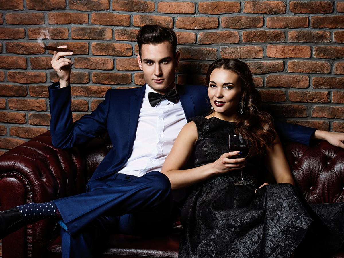 Elegancko ubrana para siedzi na sofie.
