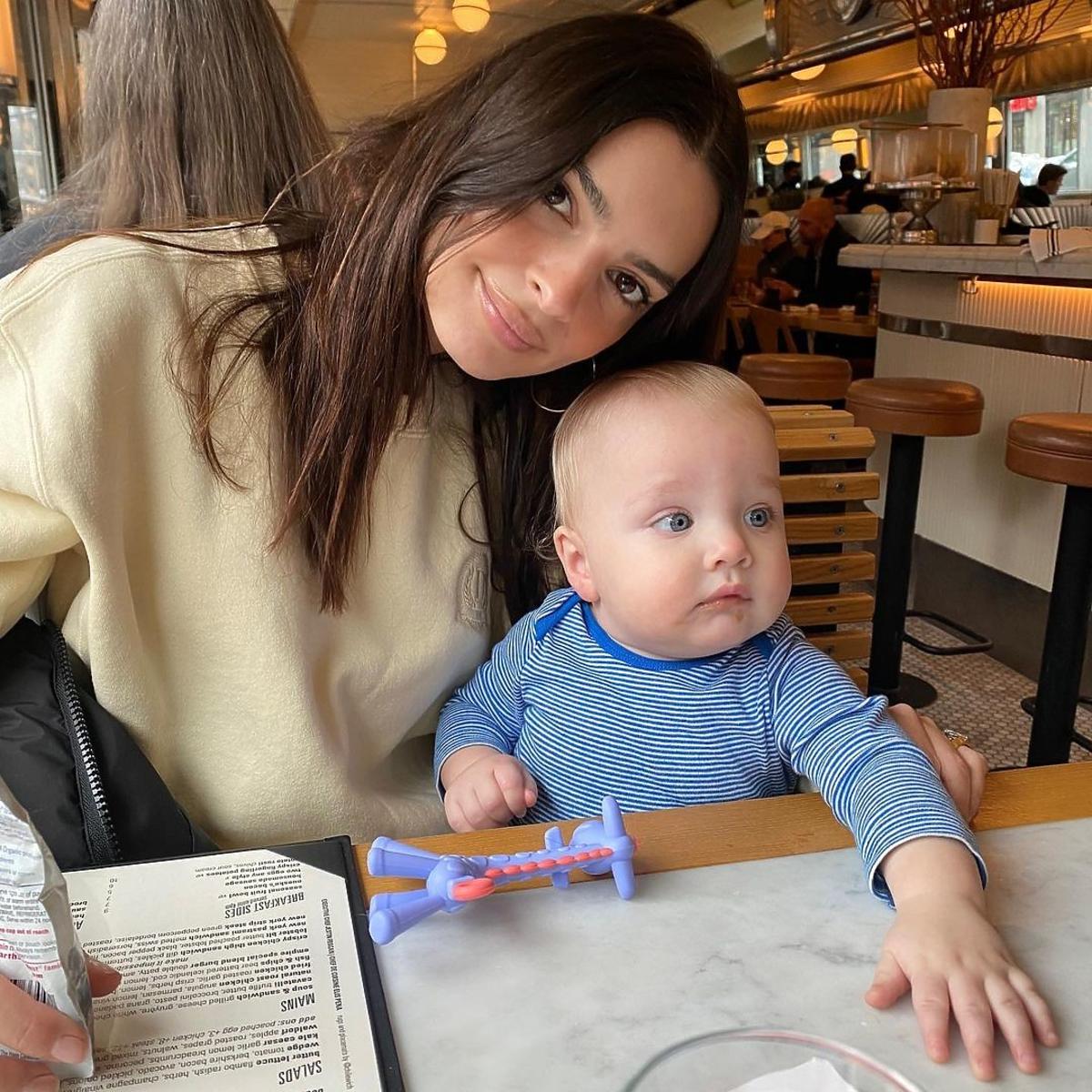 Elily Ratajskowski z synkiem w restauracji 