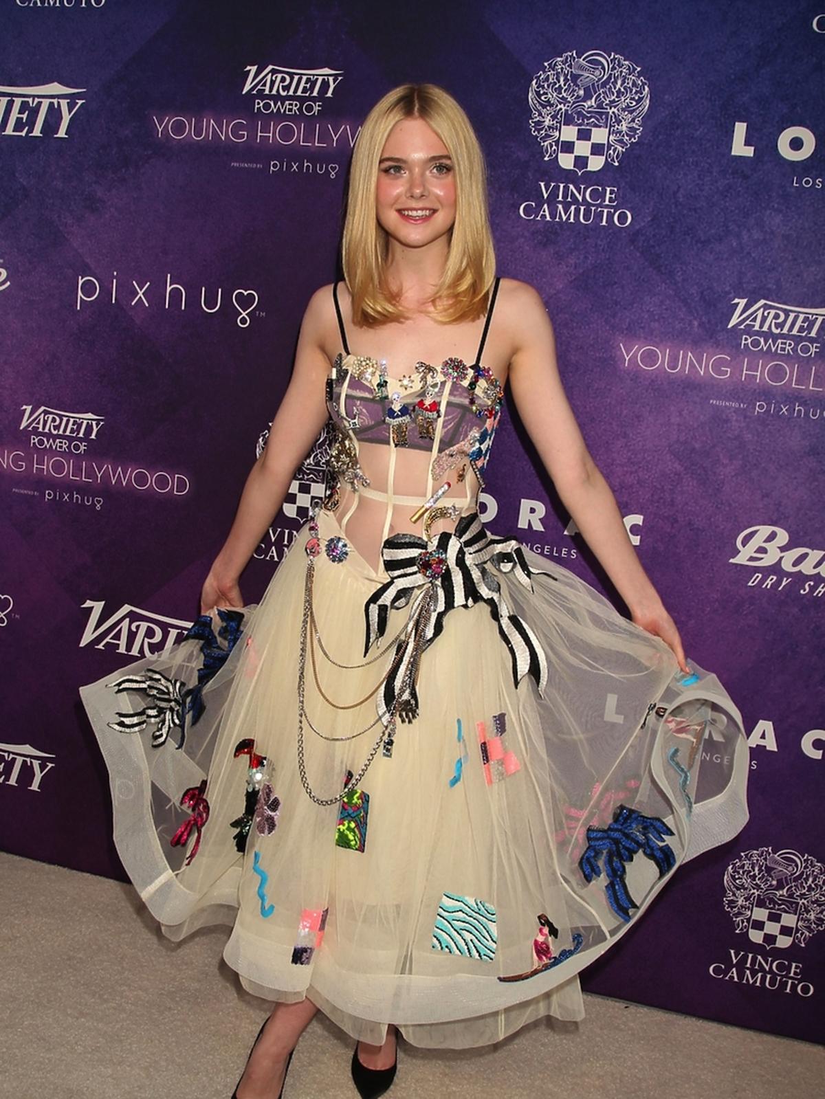Elle Fanning w białej sukni z ozdobami