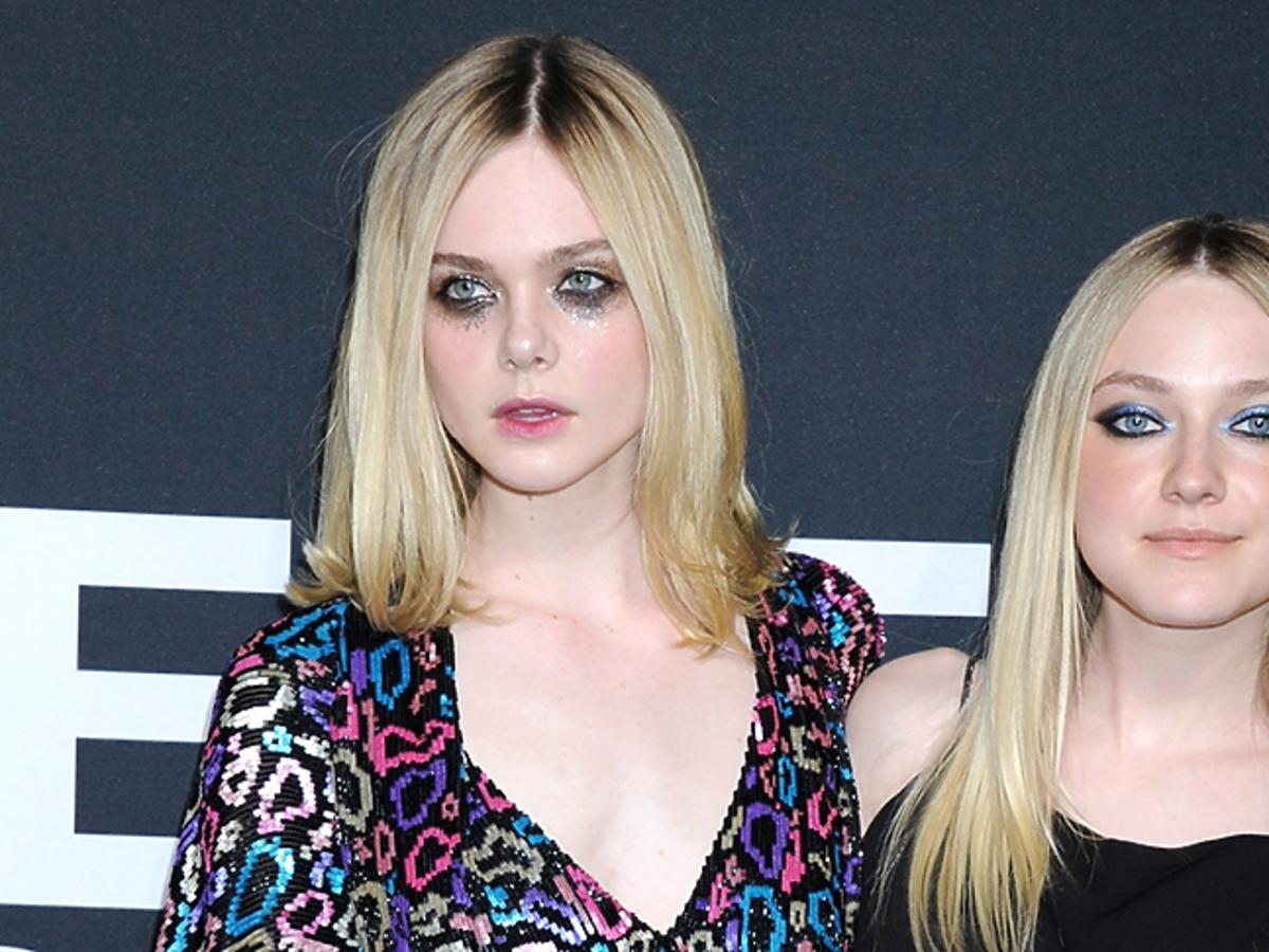 Elle Fanning w sukience z dekoltem i Dakota Fanning w czarnej sukience