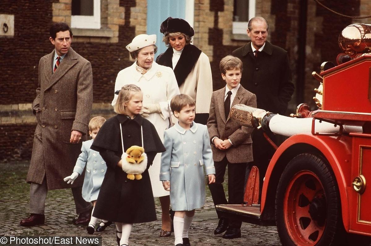 Elżbieta II i księżna Diana z Williamem i Harrym
