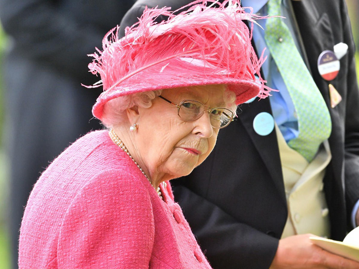 Elżbieta II w różowej garsonce w Londynie
